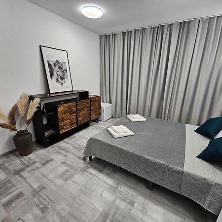 24 Shades Of Grey, Rezerva Acum Apartament Ultracentral, Ceai, Cafea, Filtru Apa Rece-Fierbinte, Saltea 160 Cm Memory Foam Craiova Esterno foto