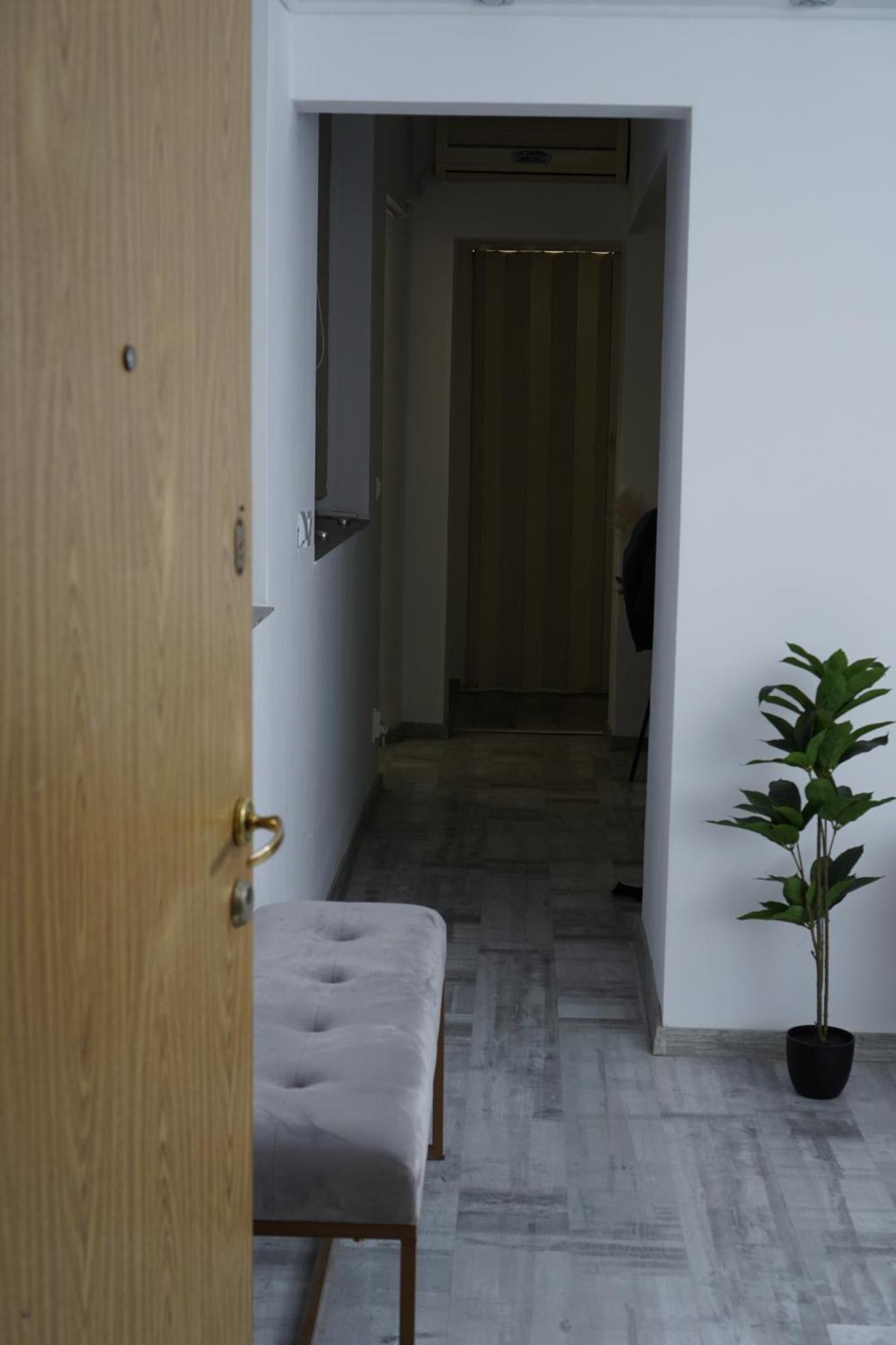 24 Shades Of Grey, Rezerva Acum Apartament Ultracentral, Ceai, Cafea, Filtru Apa Rece-Fierbinte, Saltea 160 Cm Memory Foam Craiova Esterno foto